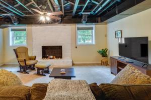 ein Wohnzimmer mit einem Sofa und einem Kamin in der Unterkunft Durham Vacation Rental 2 Mi to Duke University! in Durham