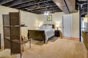 En eller flere senger på et rom på Durham Vacation Rental 2 Mi to Duke University!