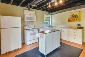 uma cozinha com electrodomésticos brancos e um frigorífico branco em Durham Vacation Rental 2 Mi to Duke University! em Durham