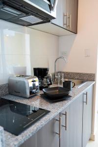 Kuchyň nebo kuchyňský kout v ubytování private ocean view studio apartment
