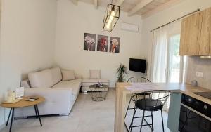 een woonkamer met een bank en een tafel bij Electra Villa & Pool Studios in Gaios