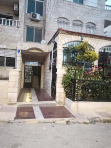 un accès à un bâtiment avec une porte dans l'établissement Studeo for rent, à Amman