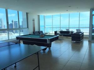 a large room with a pool table in a building at Amplio y hermoso apartamento frente a la bahía. in Panama City