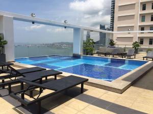 a swimming pool on the roof of a building at Amplio y hermoso apartamento frente a la bahía. in Panama City