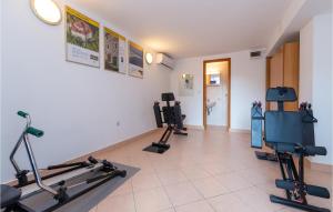 siłownia z bieżniami i rowerami treningowymi w pokoju w obiekcie Awesome Home In Starigrad With House Sea View w mieście Starigrad-Paklenica