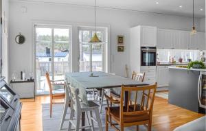 - une cuisine et une salle à manger avec une table et des chaises dans l'établissement Lovely Home In Saltsj-boo With Kitchen, à Kummelnäs