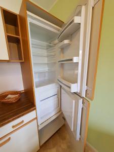 um frigorífico com a sua porta aberta numa cozinha em Ferienwohnung Reichenbrand mit Stellplatz em Chemnitz