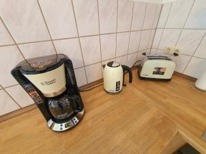 three appliances sitting on a counter in a kitchen at Ferienwohnung Reichenbrand mit Stellplatz in Chemnitz