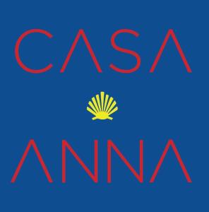 Une clôture du logo sur fond bleu dans l'établissement Casa Anna, à San Giovanni a Corazzano 