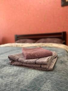 a pile of towels sitting on top of a bed at Apartment in Shoduar's park in Zhytomyr
