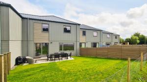 a row of modular homes with a yard at 31 Caledonia Place in Aviemore