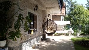 una cesta de patatas colgando en un lado de un edificio en Sobe Milinka, en Soko Banja