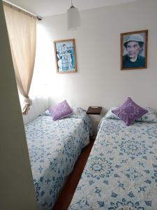 1 dormitorio con 2 camas y una foto en la pared en Departamento, Apartamento económico en La Serena, en La Serena