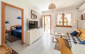 ein Wohnzimmer mit einem Sofa und einem TV in der Unterkunft Villa Mnica En La Mata in Torrevieja