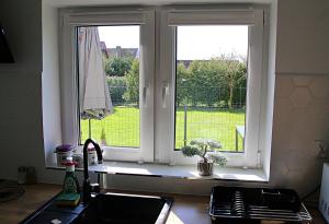 a kitchen window with a view of a yard at Dom Mazury in Piecki