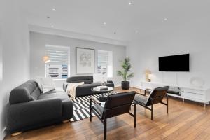 a living room with a couch and a tv at Bakan- Saint Francois Xavier in Montréal