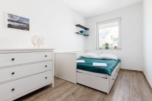 Łóżko lub łóżka w pokoju w obiekcie Przestronny apartament Centrum między 2 jeziorami