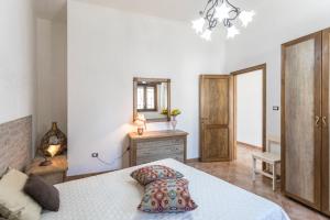 a bedroom with a bed and a dresser and a mirror at Villetta Mariangela in Capilungo