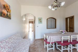 a dining room with a table and chairs at Villetta Mariangela in Capilungo