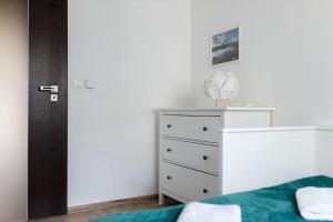 Łóżko lub łóżka w pokoju w obiekcie Przestronny apartament Centrum między 2 jeziorami