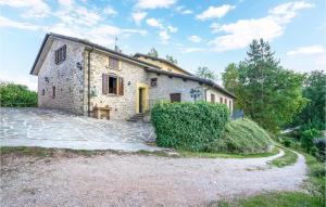 Una antigua casa de piedra con un camino de entrada de piedra. en Apt, Apecchio, en Apecchio