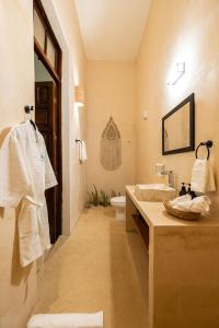 bagno con lavandino e servizi igienici di Casa Dos Lirios Hotel Boutique a Mérida