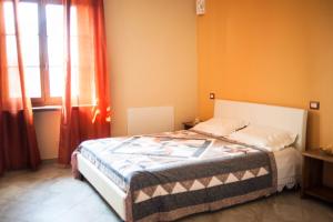 a bedroom with a bed and a window at Agriturismo Dipinture in Asciano