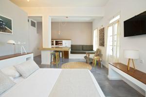 A television and/or entertainment centre at Poseidon Hotel