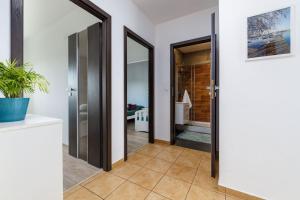 Łóżko lub łóżka w pokoju w obiekcie Przestronny apartament Centrum między 2 jeziorami