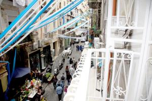 einen Blick über eine Straße in einem Einkaufszentrum in der Unterkunft Malì Casa Vacanze in Neapel