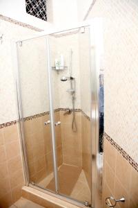 eine Dusche mit Glastür im Bad in der Unterkunft Malì Casa Vacanze in Neapel