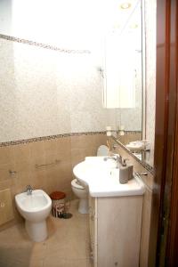 ein Bad mit einem Waschbecken und einem WC in der Unterkunft Malì Casa Vacanze in Neapel