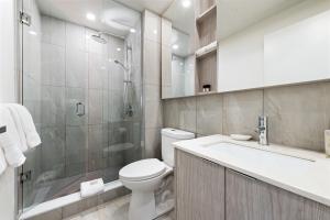 a bathroom with a toilet and a shower and a sink at reStays Ottawa in Ottawa