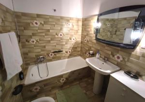 ein Badezimmer mit einer Badewanne, einem Waschbecken und einer Badewanne in der Unterkunft Dai Maestri Rubino in Vita