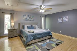 - une chambre avec un lit et un ventilateur de plafond dans l'établissement Spacious Georgia Vacation Rental with Large Deck, 