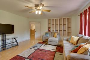 een woonkamer met 2 banken en een flatscreen-tv bij Spacious Georgia Vacation Rental with Large Deck 