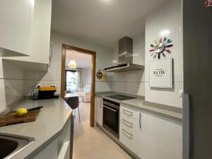 Η κουζίνα ή μικρή κουζίνα στο Valencia Beachfront Home 23