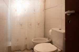 y baño con aseo y cortina de ducha. en Hermoso Apartamento a estrenar en Buenos Aires