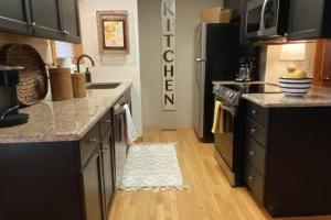 Küche/Küchenzeile in der Unterkunft Sweet Cabin Retreat - 1BR Cabin - Resort Amenities - FREE TICKETS INCLUDED