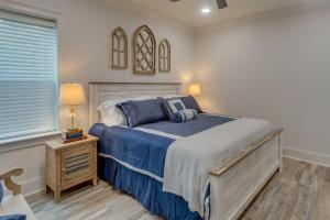 ein Schlafzimmer mit einem Bett, einer Lampe und einem Fenster in der Unterkunft WFH-Friendly Condo Rental in Nashville, Georgia! 