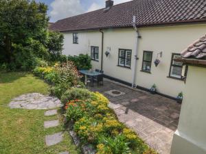 um jardim em frente a uma casa branca em 1 Old Farm Court em Barnstaple