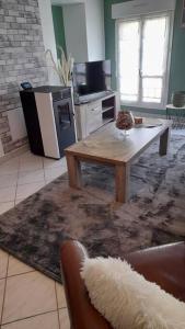 sala de estar con mesa de centro y cocina en les galipes, en Hautvillers