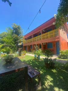 um edifício com uma mesa de piquenique em frente em Pousada Brisa Do Porto em Porto de Galinhas