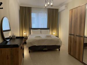 מיטה או מיטות בחדר ב-NQ Luxury Apartment
