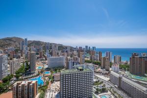 eine Luftaufnahme einer Stadt mit Gebäuden und dem Meer in der Unterkunft Gemelos 26 Resort Apartment 27C Levante Beach in Benidorm
