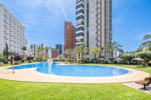 una piscina en un parque con edificios altos en Gemelos 26 Resort Apartment 27C Levante Beach en Benidorm