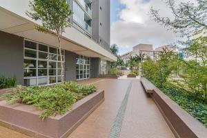 an empty courtyard of a building with plants at Flat Completo na Ponte Estaiada SP in São Paulo