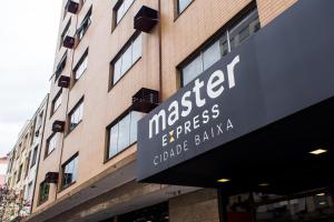 um edifício com um sinal para um expresso massagista em Master Express Cidade Baixa - Próximo à UFRGS e à Santa Casa em Porto Alegre