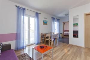 salon ze stołem i jadalnią w obiekcie Komforan apartman 2+2 w Hvarze