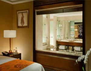 Ein Bett oder Betten in einem Zimmer der Unterkunft The Leela Palace Chennai